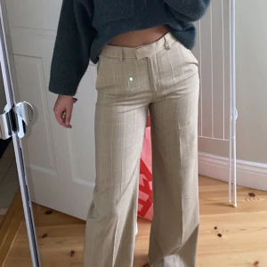 J.linderberg - Beiga kostymbyxor med rutor, jätte fint skick knappt använda🤩🤩säljer pga för små. 
