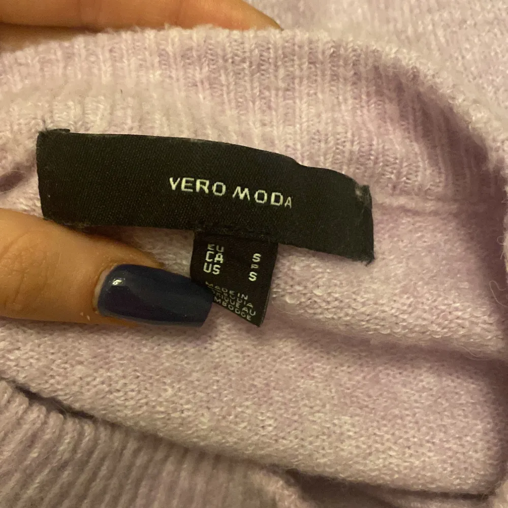 Jätteskön stickad kortärmad tröja från Vero moda i din lila färg. Använd ca 3 gånger💓. Stickat.