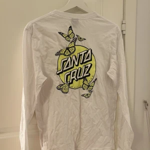 Santa Cruz tröja - Jättefin Santa Cruz tröja med neongult tryck och fjärilar. Använd 1 gång så i nyskick. Säljer pga av att det inte är min stil. 150kr eller bud! 🦋💛 Storlek S, men passar också XS/M beroende på hur man vill att den ska sitta.