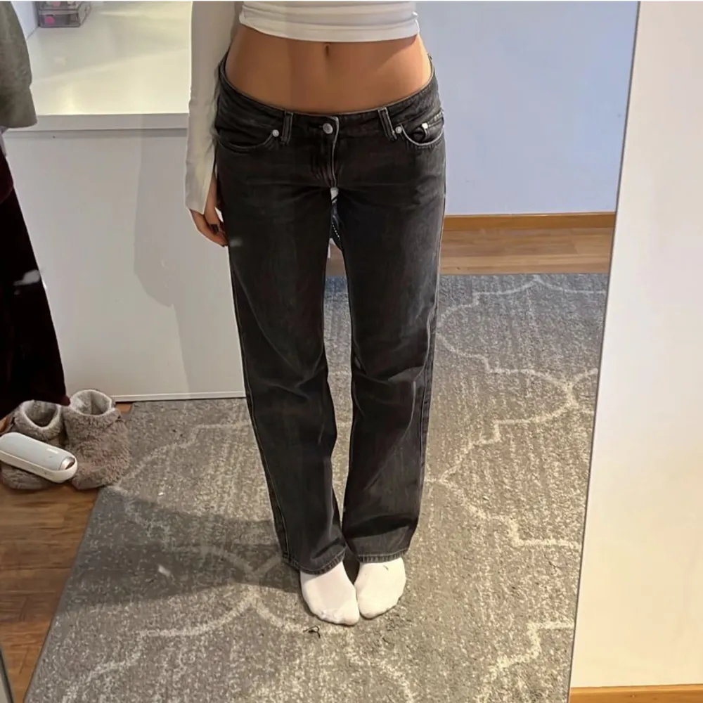 Suupersnygga lågmidjade svarta jeans!!! Skulle säga att nån runt W27-29 och runt 172cm (+\-) lång skulle passa jeansen perfekt!💖 Nypriset var 590kr men säljer endast för 300kr!!! Frakt på 66kr (spårbart postnord). Jeans & Byxor.