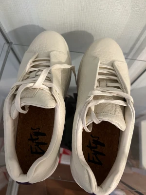 Eytys vita  - St 43  Som nya  750kr