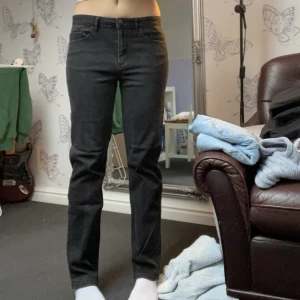 Lågmidjade jeans - Svarta lågmidjade jeans, står storlek 30 men skulle säga 36-38