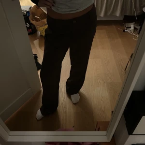 Bruna kostym byxor - Fina kostym byxor i bra skick. Använd ett fåtal gånger från Only. Dem är o storlek 40 men passar från 36/38 till 42 beroende på hur du vill att de ska sitta. Väldigt bekväma! Priset pga rensning