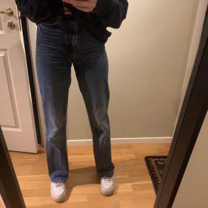 skit snygga Zara 90s jeans i strlk 34, jag är 165 och passar mig bra, inga defekter, köpta för 400kr