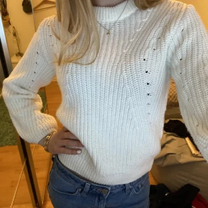 Vit stickad tröja 😍🤌🏼🌟 - Säljer en superskön och snygg vit stickad tröja med fina detaljer i tyget i form av olika ”hål”! 😍💖 Perfekt att ha till alla olika tillfällen. Skolan, myskväll, middag, över linnet på en sommarkväll😍💖