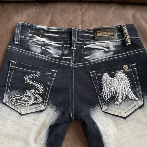 Y2k  - Skit coola Y2K Blue queen  jeans i bra skick. Lowrise och bootcut. Pris kan diskuteras vid smidig affär!  Tveka inte på att fråga mig om ni undrar något :))