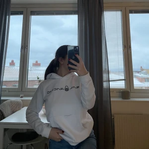 Sail Racing hoodie med luva  - Finns ett litet håll vid fickan men går väldigt lätt att sy igen och hoodie kommer se ut att vara som ny 