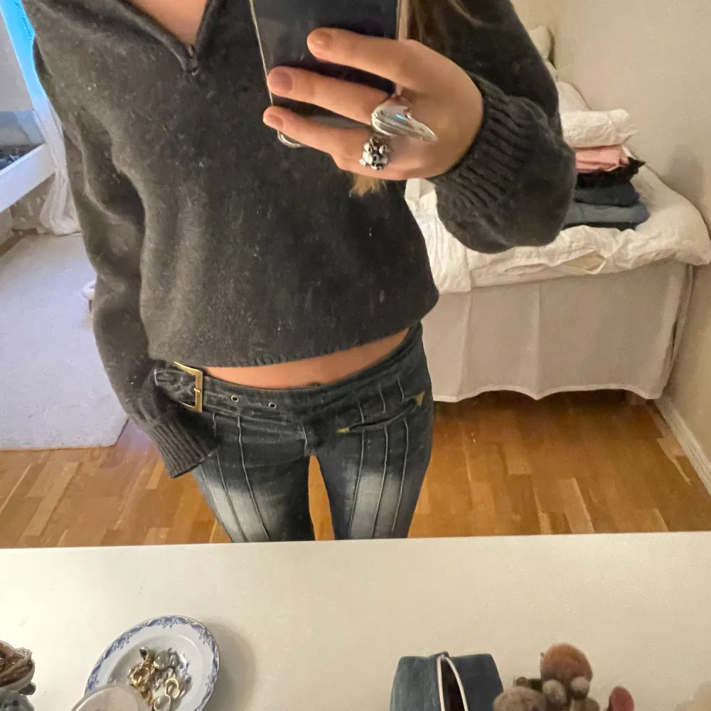 Snygga grå zip tröja som jag köpte i USA i våras. Tyvärr har din inte kommit till så stor användning som jag hade tänkt. Jättefint skick och passar till mycket! (Kommer lägga upp fler plagg idag, så kolla in min profil)🌟🌟. Neuleet.