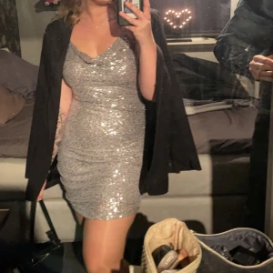 Glitter klänning  - Glitter klänning från Bikbok som endast är använd 1 gång