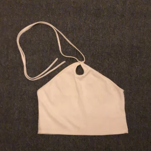 Topp - Topp från zara,köpt för 250kr,man knytter den runt halsen,vid mer frågor i bilder skriv privat,köp inte direkt🤝🥰