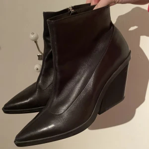 Cowboy boots! - Jättesnygga boots! (Sedda på Matilda Djerf.) Cowboy-boots, men lite mer clean.  Stl.41. 