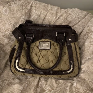 Jätte fin väska  - Säljer nu min fina väska som jag köpt här på plick för att jag vill köpa en ny! Har använt i kanske en månad nu så den är i bra skick! Väldigt rymlig också så funkar till skolan med! Kom privat ifall du vill ha fler bilder på väskan 💋💋