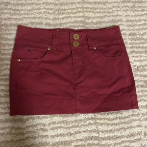 Lågmidjad kjol  - Supersnygg lågmidjad kjol, säljer för det är fel storlek för mig 