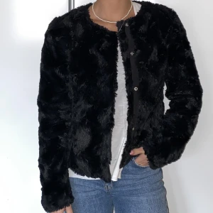 Pälsjacka - Hej! Jag säljer min jacka från Vero Moda som är i storlek S. Jackan är i fuskpäls☺️