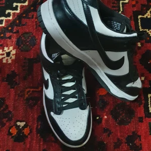 Pandor Nike - Skicket är väldigt bra. Inget kvitto medföljer och kartongen följer inte med.  Fraktar även.