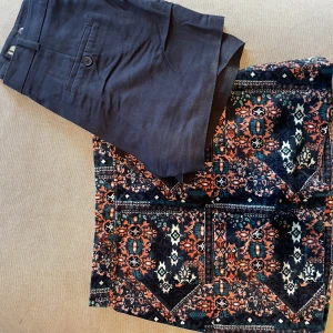 Kjol & Shorts Zara - Paket med ett par shorts och en kjol. Shortsen är ifrån Zara. Kjolen är köpt på HM men bortklippt lapp pga skav, skulle säga att den passar storlek S. Båda delar sparsamt använda, hör av dig om du undrar något💕