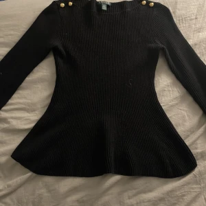 Ralph lauren tröja - Säljer fin svart Ralph Lauren tröja med fina guld detaljer 