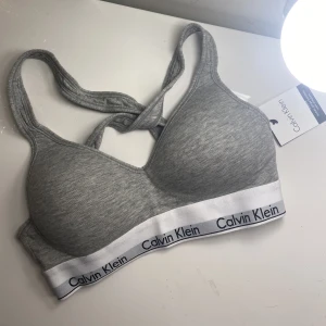 Calvin Klein bralette  - Helt ny Calvin Klein bralette som är köpt för några år sedan! Den är storlek Small men liten i storlek så skulle säga XS, eller A-B- kupa! Jättemjuk o skön! Nypris 500kr!