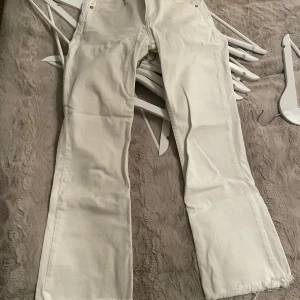 Vita jeans  - Från zara storlek 38 ”avklippta”