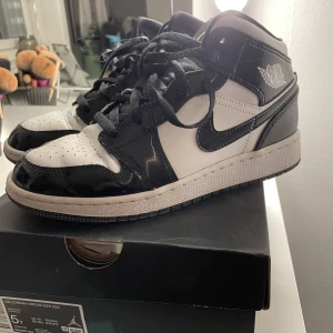Jordan 1 mid - Jordan 1 mid, svart och vit, storlek 37.5