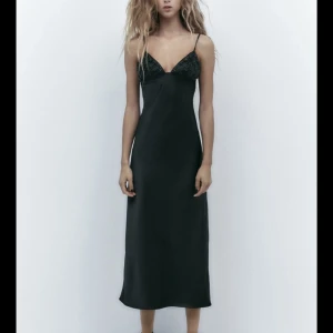 Satin klänning Zara - Svart satinklänning från zara, såå fin men tyvärr lite stor för mig…🖤 Storlek xs (jag har normalt xs/s)🌟 Köpt för 559kr och använd en gång! Mitt pris 400kr🥳