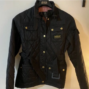 Barbour jacka, nyskick  - Barbour jacka i nyskick, storlek XL barn men är som en S i vuxen. 
