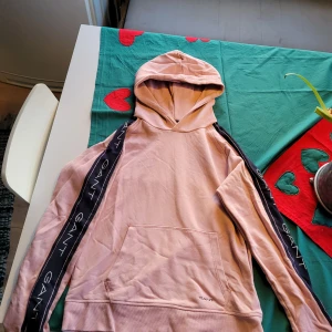 Rosa Gant hoodie - Säljer min rosa Gant hoodie som är barnstorlek 170 vilket motsvarar ca storlek S.
