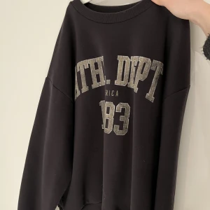Sweatshirt  - Mörkgrå sweatshirt med tryck från Gina. Säljer då jag tyvärr har för långa armar👕