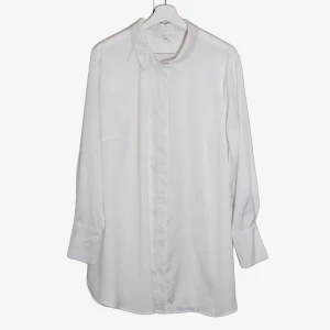 Lång skjorta H&M stl 42 - Lång skjorta från H&M, tunn, bekväm och sitter fint