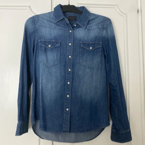 Jeansskjorta Crocker - Superfin jeansskjorta i nyskick från Crocker, storlek XS! obs! Köparen står för frakten 🫶🏼