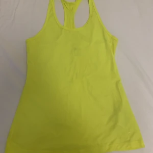 Linne från Nike  - Använd några gånger men i bra och fint skick. Storlek m men passar en s 