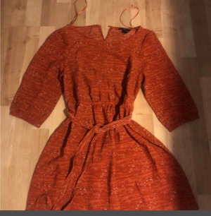 Snygg klänning från H&M - En snygg klänning. Använd ett fåtal gånger. 
