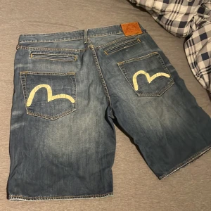 Evisu shorts - Säljer mina Evisu shorts som är för stora för mig Skick 8/10 kanske
