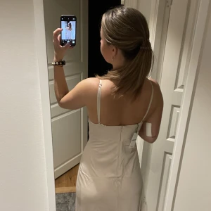Balklänning  - Balklänning i färgen champagne från Showpo. Har köpt fler klänningar och det är krångligt att  returnera så säljer de jag inte ska ha! Denna är helt oanvänd, med lapp kvar, jag har vanligtvis 36 men denna är i 38 och passar perfekt! 🤍skriv för fler bilder