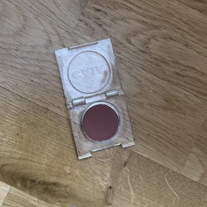 Single Eyeshadow Brown Date Night - En single eyeshadow från Caia julkalender. Caia beskriver färgen som!  Ögonskugga med en krämig och pigmenterad formula som är enkel att applicera och blanda ut. Ögonskuggan är vegansk. Färgen är svår och fånga upp på kamera ha det i åtanke