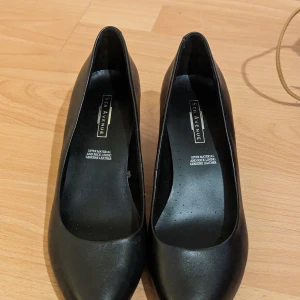 Klackskor  - Har använt dessa max två gånger och har absolut inga tecken på användning. Skickar inte kan bara mötas upp.