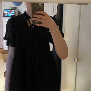 Klänning ifrån nakd  - En klänning från nakd med knytdetalj vid halsen, mesh vid armarna samt puffiga armar. Klänningen är använd fåtal gånger Max 3 gånger och visar inte märken på användning. Jag är 175 cm lång och för mig är den en klänning i det kortare laget💞 frakt står köparen för och kostar 66kr standard men brukar kunna få ner till 57kr❤️