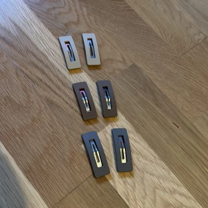 Hår spännen  - Sälj i pack. 6 st. Helt oanvända på grund av att de inte är min färg. Frakt ingår. Vet ej märket