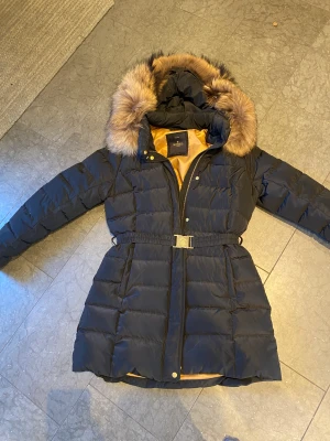 Morris dunjacka dam - Morris dunjacka använd en vinter så i jättefint skick. Den är liten i storleken så skulle säga att detta är en L-XL. 