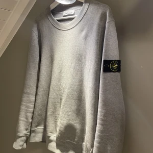 Stone island sweatshirt - Skick: 9/10 väldigt sparsamt använd.  Storelk: Medium men sitter som L. Kan gå ner i pris vid snabb affär Hör av er i DM om ni vill ha mer bilder eller något liknande. Köptes i stone island i stockholm. Nypris 2200kr.
