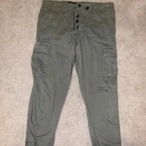 Cargo byxor  - Gröna cargo byxor från resplay.  Endast testade 