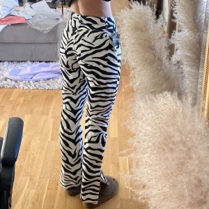 Zebra jeans  - Zebra mönstrade jeans från Nelly, oanvända och alla prislappar sitter kvar. Lite stora i storleken, skulle säga passar bra för någon med strl 36.