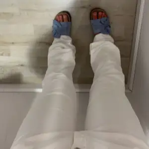Säljer mina lågmidjade vita jil Sander jeans i nyskick pågrund av att de är för långa och för stora. Jag är 155 cm lång och de går ner ca 15-30 cm i marken.  Skriv för fler bilder