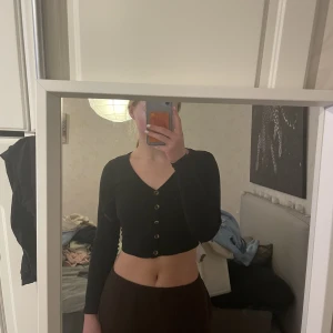 långärmad tröja  - långärmad tröja med knappar från tally weijl i storlek xs 💛 