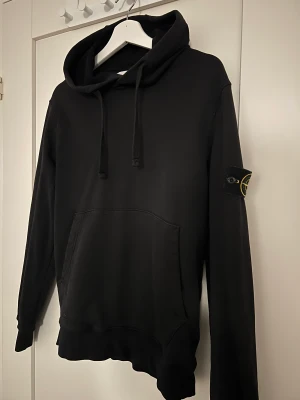 Stone island hoodie - Svart stone island hoodie i fint skick stl. M 💕 (säljer åt min kille)
