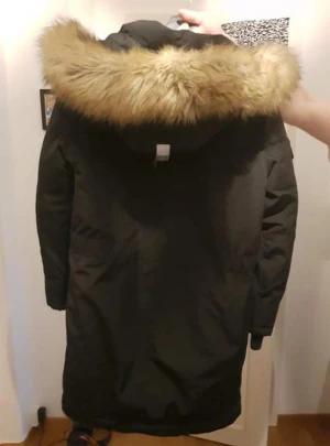 Vinterjacka  - Hej Säljer min svarta vinterjacka med fusk päls, storlek S/M använd 1 vinter i gott skick, finns att hämta I eslöv kan med skickas frakt tillkommer.