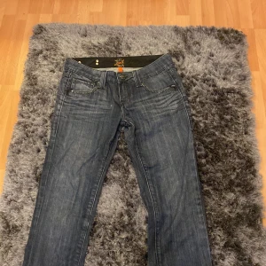 Skitsnygga jeans - Köpte byxorna second hand men dem var för små för mig. Dem kommer inte med några synliga defekter. Kontakta mig gärna vid frågor :))