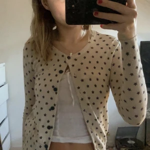 Superfin kofta⭐️ - Säljer min fina fina kofta med stjärnor på⭐️Den är i fint skick och är sparsamt använd. Köparen står för frakt.