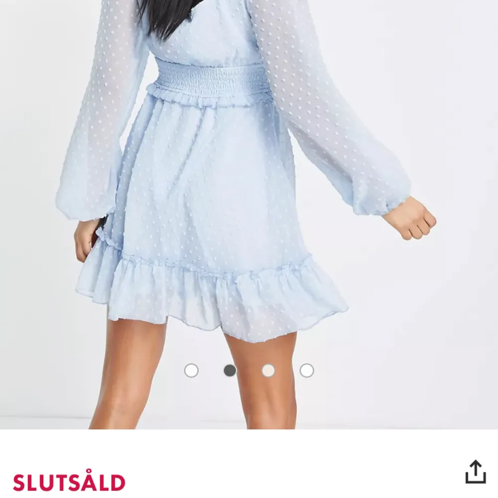 Säljer denna jätte fina ljusblåa klänningen ifrån asos, missguided💓den har inte kommit till användning och har även prislappen kvar, köpte för 399kr å säljer för 300💓💓 den är även slutsåld på asos hemsida, Köparen står för frakten!!. Klänningar.