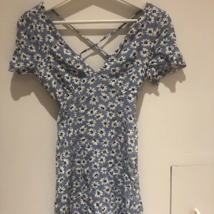 blommig sommarklänning - gullig sommerklänning med blommor av pull&bear, storlek xs så den har tyvärr blivit för liten för mig, jättefin snörning i ryggen, fråga gärna om fler bilder om det behövs🥰